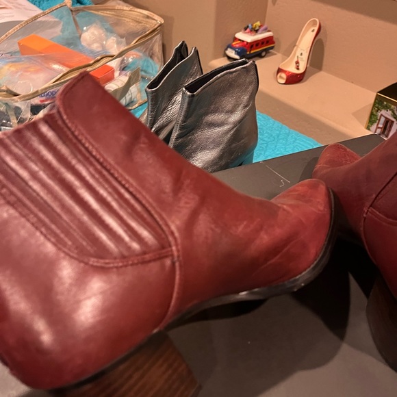 Boots color red , 2 inches heels almost new , I wear twice.Arizona is hot for 👢 - Picture 3 of 11